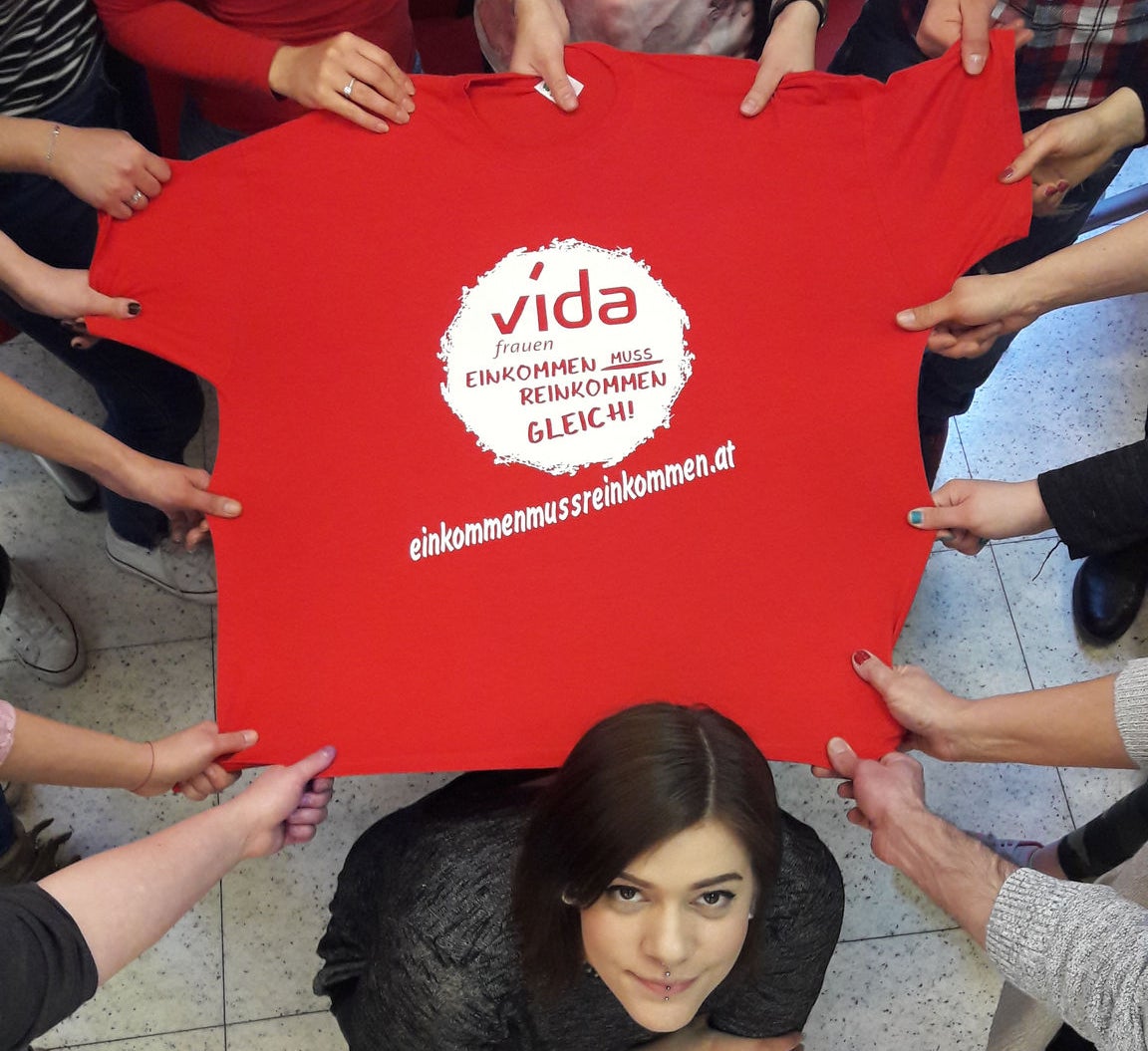 Jugendliche der vida-Jugend und Lehrlinge bei der "Einkommen muss reinkommen"-Aktion.