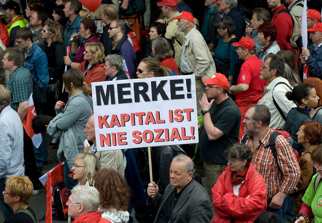 Download von www.picturedesk.com am 07.09.2023 (12:44). ***   *** 4582 / Demonstration DGB: Deutschland, Berlin, 16.05.2009: Demonstranten mit roten Fahnen der Partei Die Linke auf der Demonstration von 100.000 Teilnehmern vom Gewerkschaftsverband DGB und anderer Gruppen unter dem Motto -Wir Machen Alarm - Europaeischer Aktionstag Fuer Arbeit und Soziale Gerechtigkeit vor dem Kanzleramt in Berlin. Die Demo unter dem Motto -Die Krise bekaempfen. Sozialpakt fuer Europa- war Teil der Aktionstage des Europaeschen Gewerkschaftsbundes EGB. - Stefan Boness / VISUM - Stichworte: Kundgebung, Deutscher Gewerkschaftsbund, Demonstration, Protest, Gewerkschaften, Gewerkschaft, Politik, Wirtschaft, Teilhabe, Beteiligung. Symbol, Symbolbild, symbolisch, soziale unruhe, soziale Frage, Kapitalismus, Kapitalismuskritik, Krise, Menschen, Menschenmenge, Weltfinanzkrise, Weltwirtschaftskrise, Wirtschaftskrise, Furcht vor Finanzkrise, Mitbestimmung, gegen Armut und Arbeitslosigkei, Buerger, Demo, Deutschland, Event, Fahnen, Gesellschaft, Plakate, Reformen, Sozialpolitik, Transparente, Veranstaltung, Widerstand, Zukunft, Zukunftsangst - 20090516_PD5000 - Rechteinfo: Rights Managed (RM)
