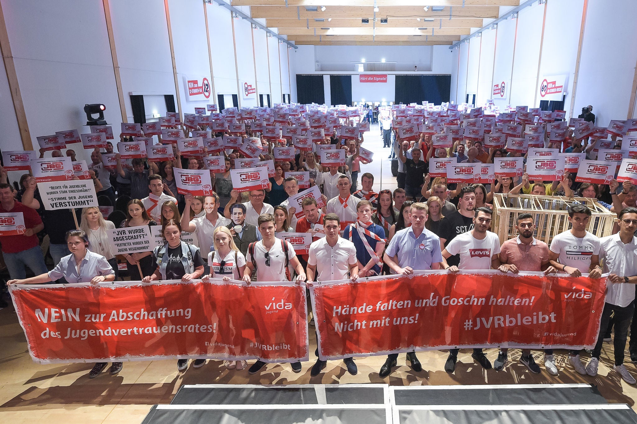 vida Jugend bei BR-Konferenz im Einsatz "#JVRbleibt". Gemeinsam für den Erhalt der Jugendvertrauensrät:innen in Österreich.