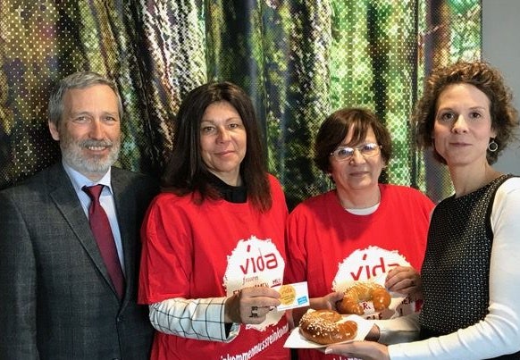 Yyvonne Rychly, stv. vida-Frauenvorsitzende, bei der Verteilaktion im Rahmen der "Einkommen muss reinkommen"-Tour.