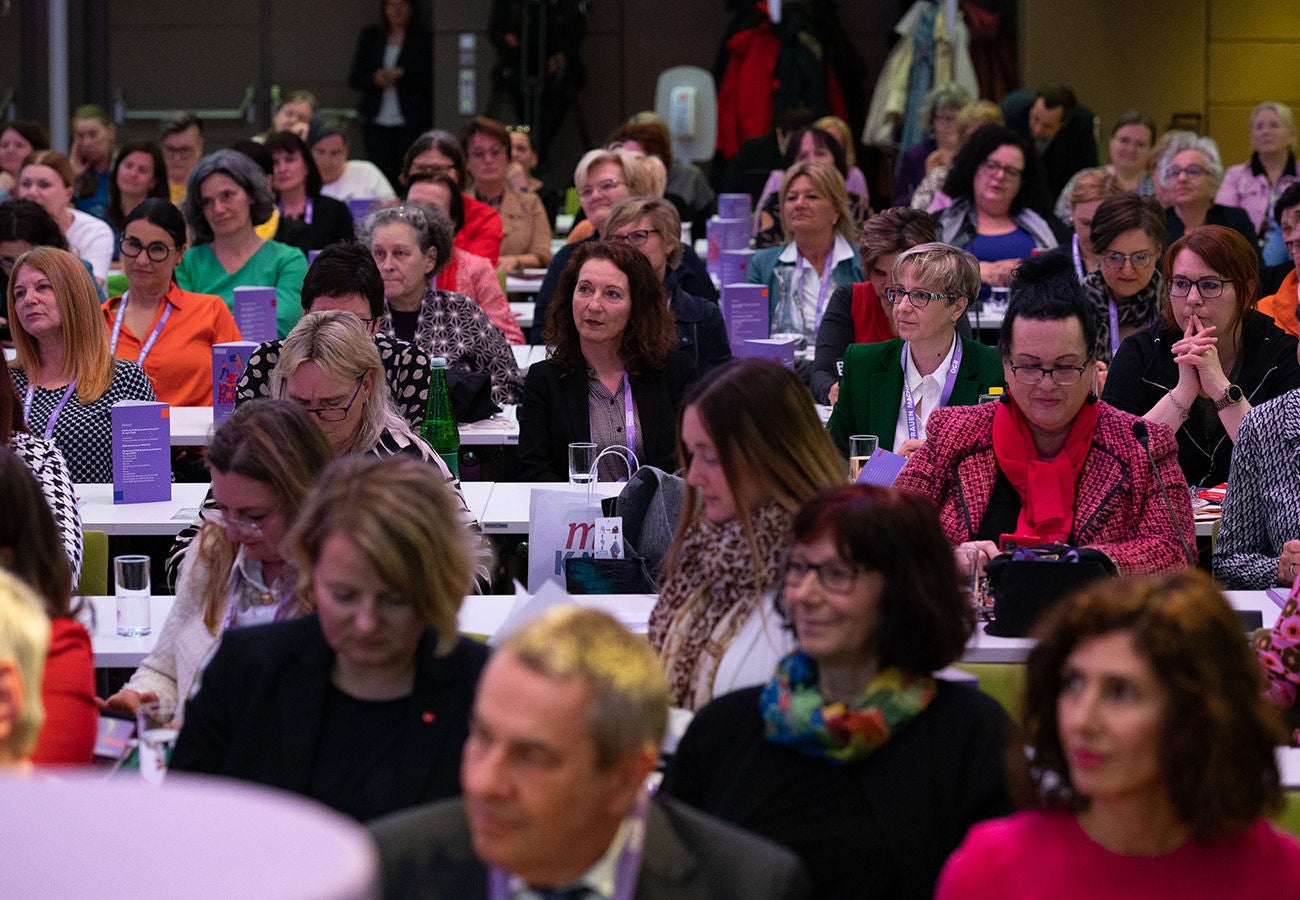 Der Kampf für eine gerechte Verteilung von bezahlter und unbezahlter Arbeit zwischen Frauen und Männern und ein endgültiges Überwinden alter Rollenbilder geht weiter.