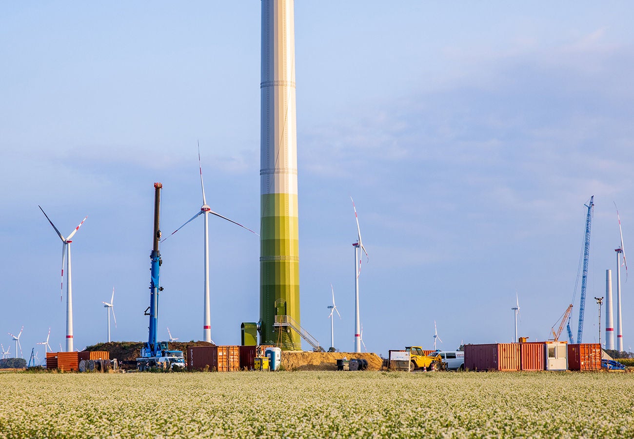Download von www.picturedesk.com am 05.10.2023 (12:29). THEMENBILD - Baustelle eines Windkraftrad im Windpark Parndorf, am Dienstag den 6. September 2022 // Construction site of a wind turbine in the wind park Parndorf, Austria, on Tuesday, September 6, 2022. EXPA Pictures © 2022, PhotoCredit: EXPA/ Johann Groder - 20220918_PD8741 - Rechteinfo: Rights Managed (RM)