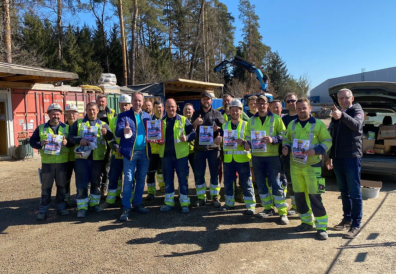 Nach erfolgreichen KV-Verhandlungen erfahren die GBH-Mitglieder sofort über SMS und Websites von den Lohnerhöhungen. GBH-Mitarbeiter:innen sind außerdem in ganz Österreich auf Baustellen und in Betrieben unterwegs, um die Kolleg:innen zu informieren.