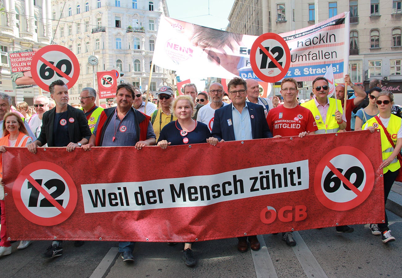 Schon wenige Wochen nach der Einführung des neuen Gesetzes wird eine:r von zehn Beschäftigten zu einem 12-Stunden- Tag eingeteilt.