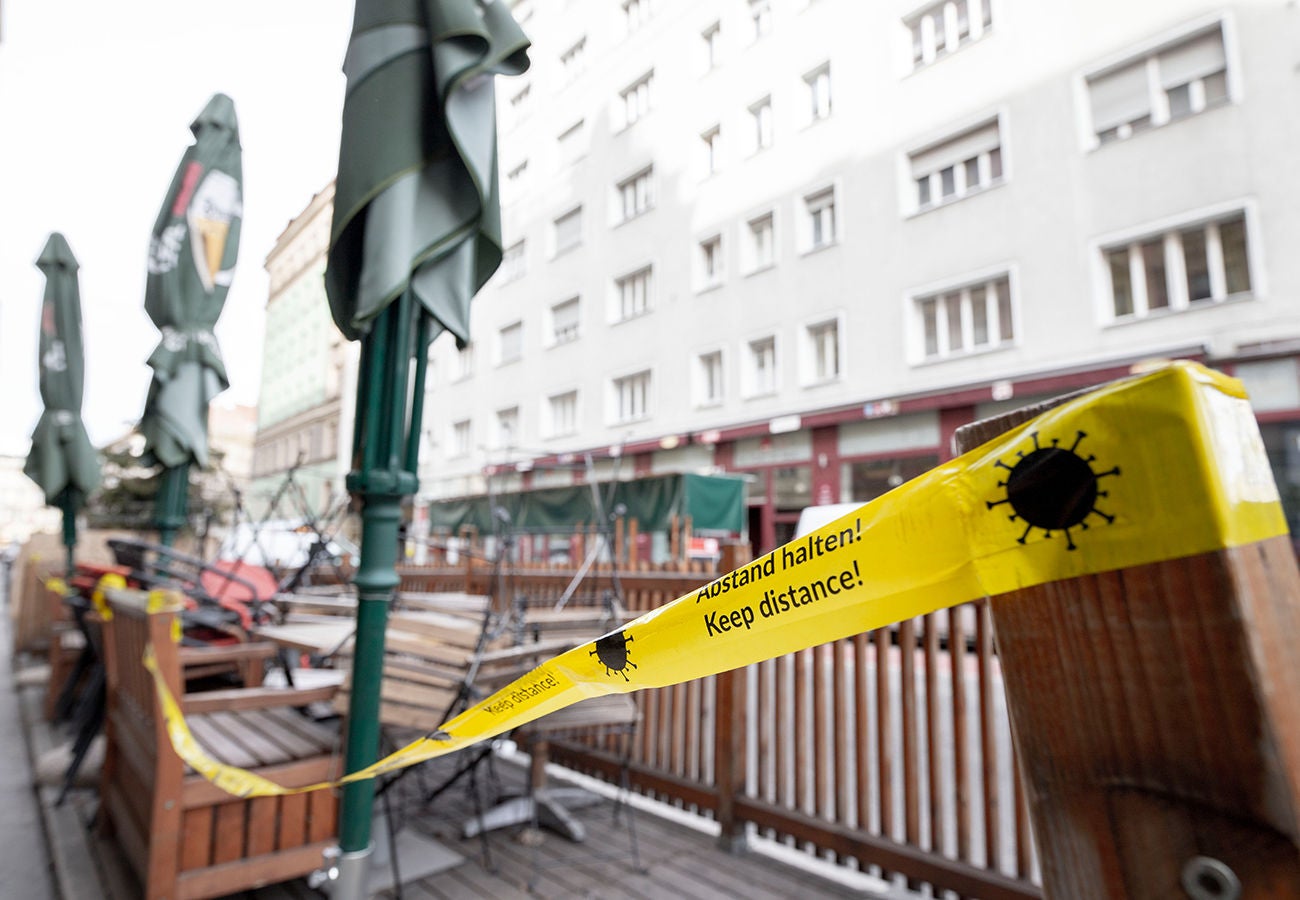 Download von www.picturedesk.com am 16.10.2023 (11:17). Aufgrund der derzeitigen Coronavirus Pandemie befindet sich Ã sterreich im dritten Lock down. Erste Lockerungen betrafen bisher die Gastronomie nicht. Im Bild: Geschlossener Gastgarten eines Gastronomiebetriebes in Wien, Ã sterreich. 28.02.2021 // Austria is due to the corona virus pandemic in it's third lock down. First measure loosenings did not affect the gastronomy, which still has to stay closed. Picture: Closed garden of an restaurant. Vienna, Austria. February 2021 - 20210228_PD7888 - Rechteinfo: Rights Managed (RM)