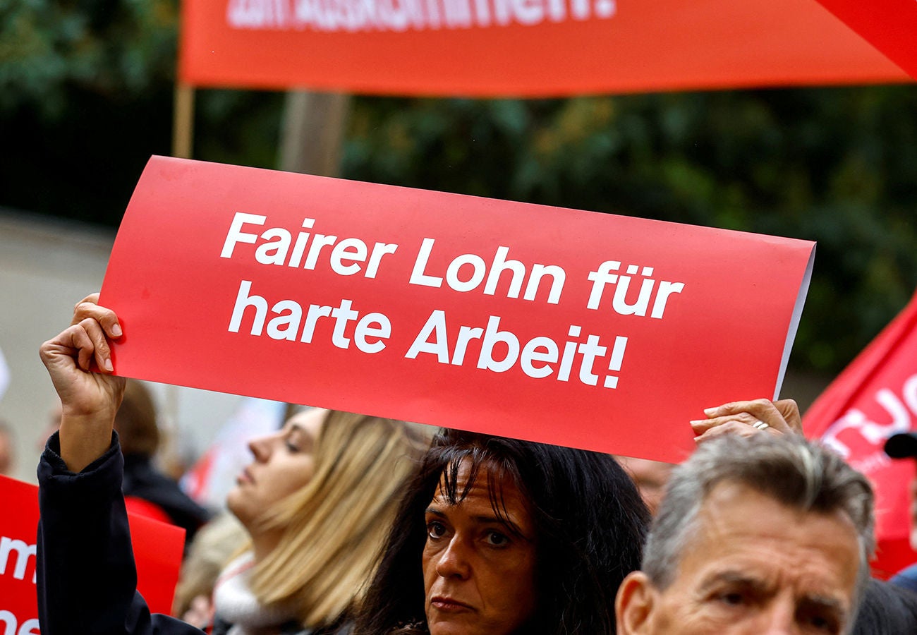 Download von www.picturedesk.com am 07.09.2023 (14:34). A demonstrator marches in a trade union (OeGB) organised protest against surging energy prices and increased living costs and holding a sign that says 'Fair salary for hard work' in Vienna, Austria, September 17, 2022. REUTERS/Lisa Leutner - 20220917_PD5901 - Rechteinfo: Rights Managed (RM) Nur fÃ¼r redaktionelle Nutzung! Werbliche Nutzung erfordert Freigabe: bitte schicken Sie uns eine Anfrage.