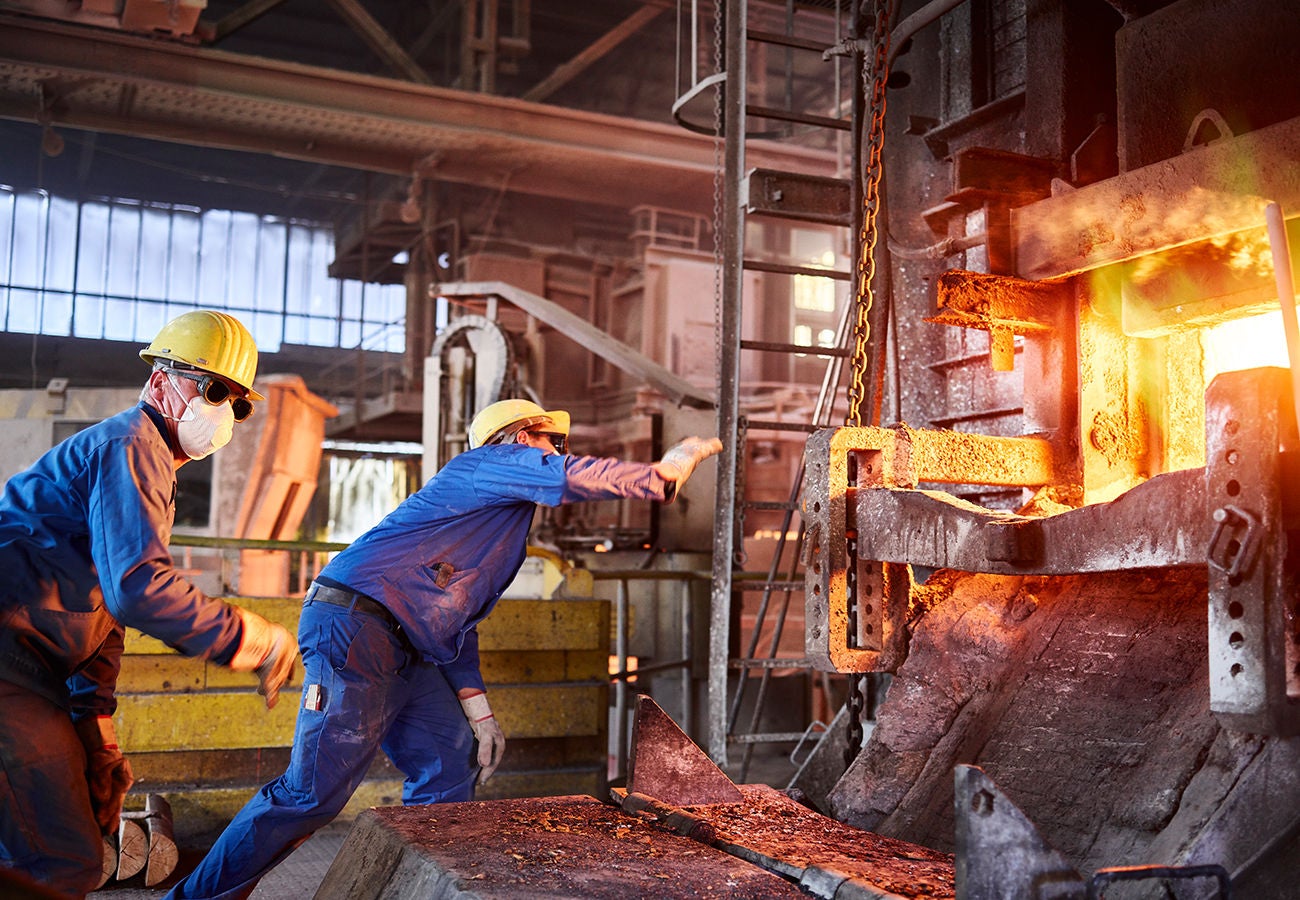 Download von www.picturedesk.com am 07.09.2023 (14:34). Industry, Smeltery, Workers checking blast furnace for fractures - 20190613_PD18814 - Rechteinfo: Royalty Free (RF) Model Released