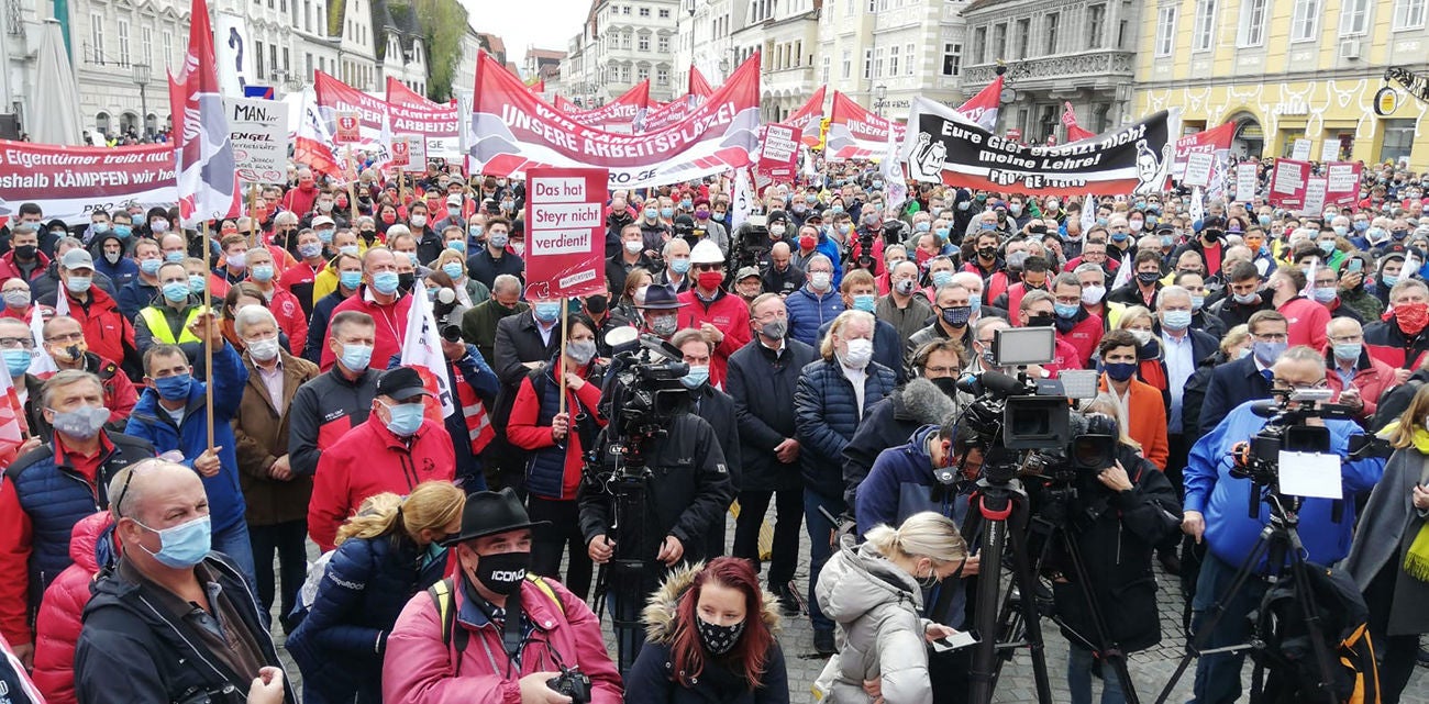 Bei einer Großkundgebung in Steyr demonstrieren rund 4.000 Menschen gegen die geplante Schließung der MAN Trucks & Bus mit seinen rund 2.000 Beschäftigten.