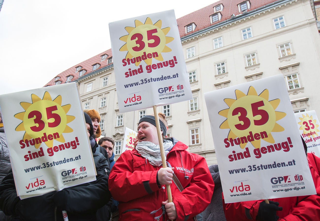 Download von www.picturedesk.com am 07.09.2023 (15:05). Ã·STERREICH; WIEN; 20200205; Demonstranten fordern am Plakaten die EinfÂ¸hrung der 35 Stunden Woche in der Sozialwirschaft wâ °hrend einer Demonstration in WIen am 05. Februar 2020. Die Gewerkschaften haben nach dem scheitern der KV Verhandlungen zu der Demonstration aufgerufen. - 20200205_PD5033 - Rechteinfo: Rights Managed (RM)