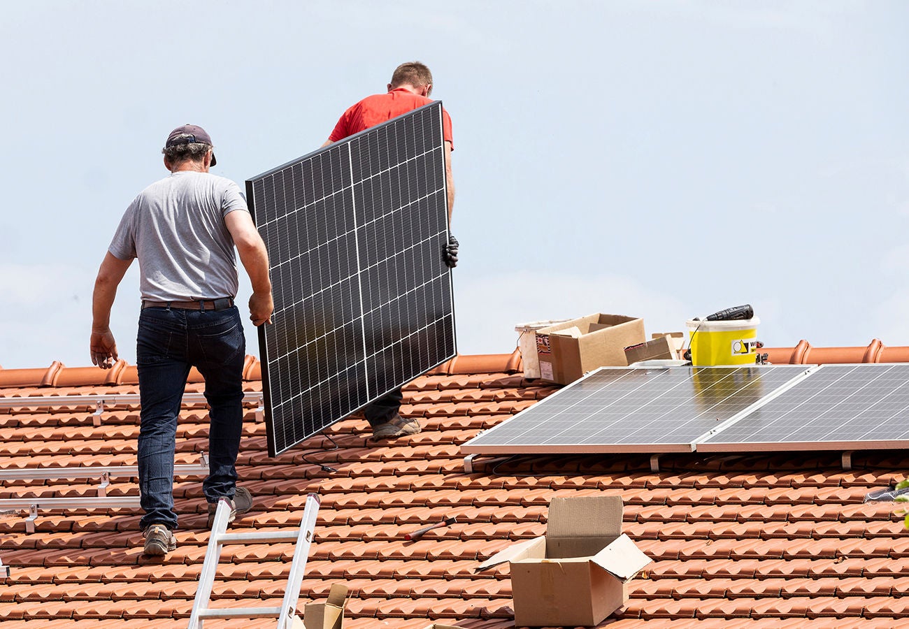 Download von www.picturedesk.com am 07.09.2023 (13:12). Errichtung einer Photovoltaikanlage - 20230523_PD21763 - Rechteinfo: Rights Managed (RM)