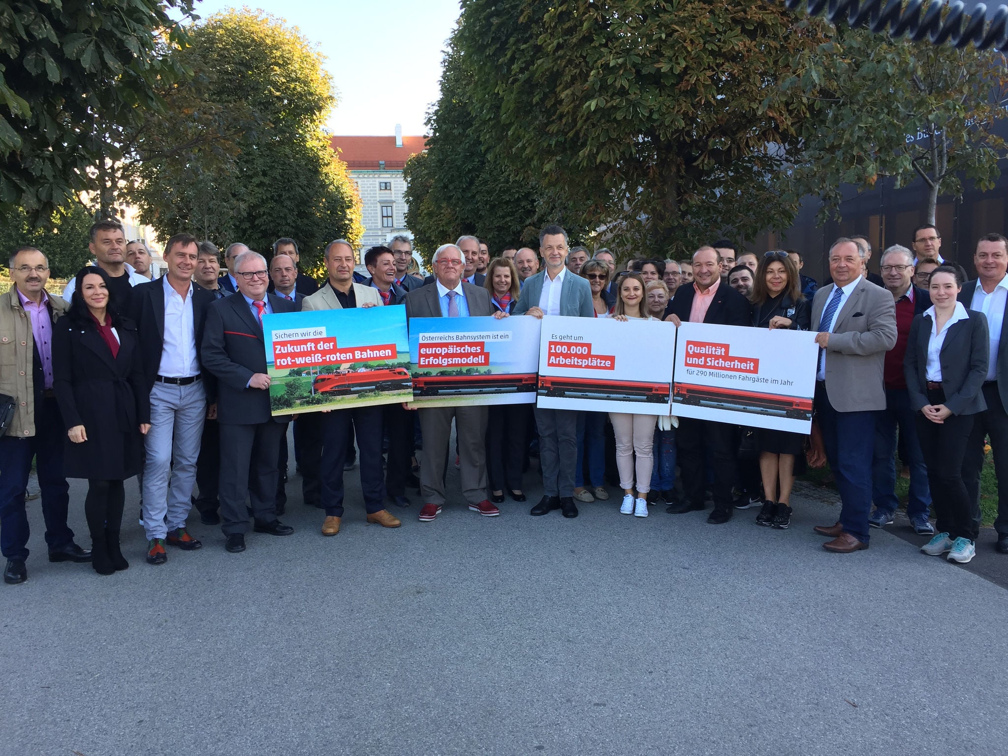 Unterstützer:innen der Kampagne "Sag Ja zur Bahn in Rot Weiß Rot".