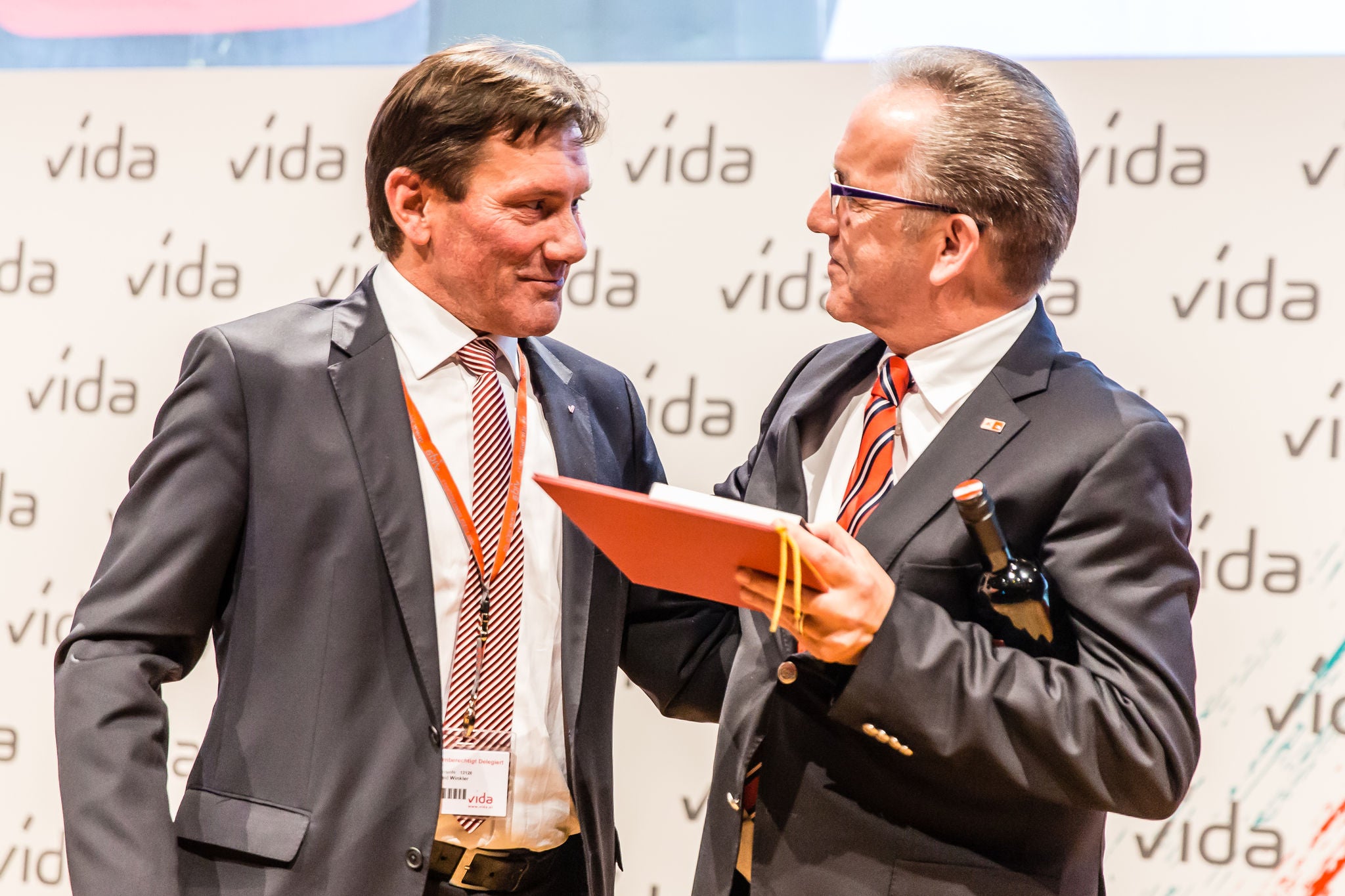 Staffelübergabe beim 3. vida-Gewerkschafstag: Rudolf Kaske übergibt den vida-Voristz an Gottfried Winkler.