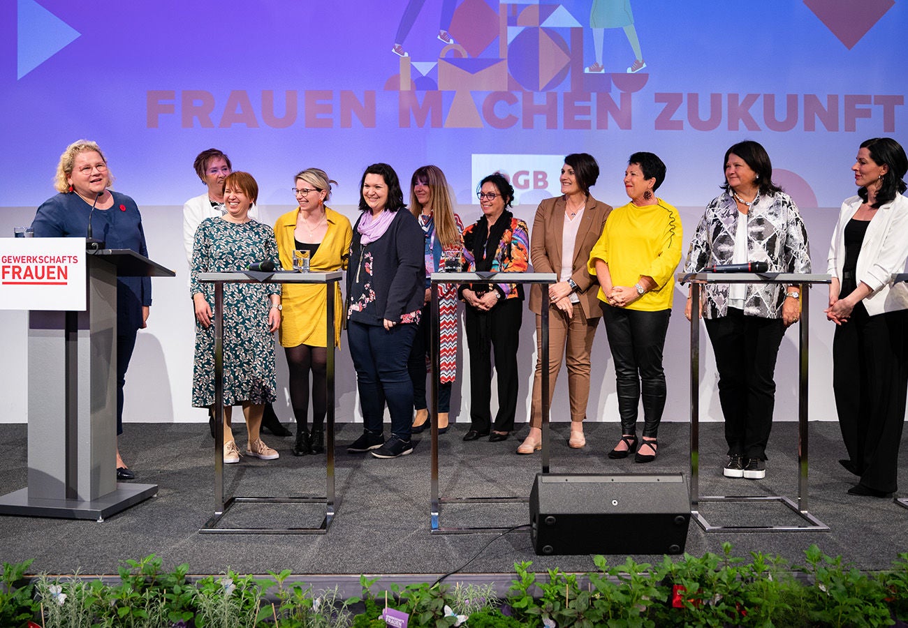 Korinna Schumann, gerade als Vorsitzende bestätigt, und ihre Stellvertreterinnen beim 19. ÖGB-Bundesfrauenkongress 2023.