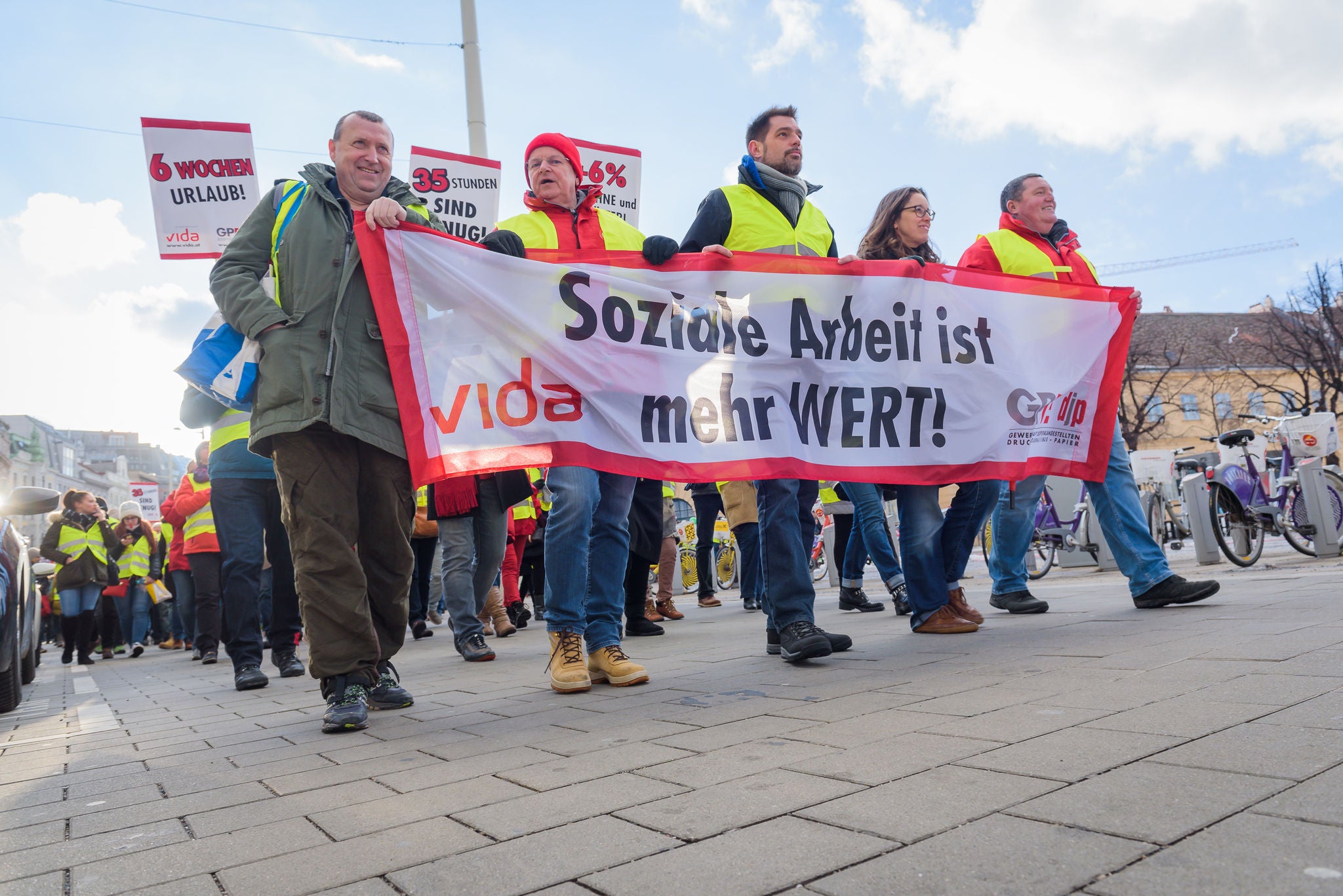 Die Beschäftigten der Sozialwirtschaft Österreich gehen für faire Löhne und bessere Arbeitsbedingungen  auf die Straße.
