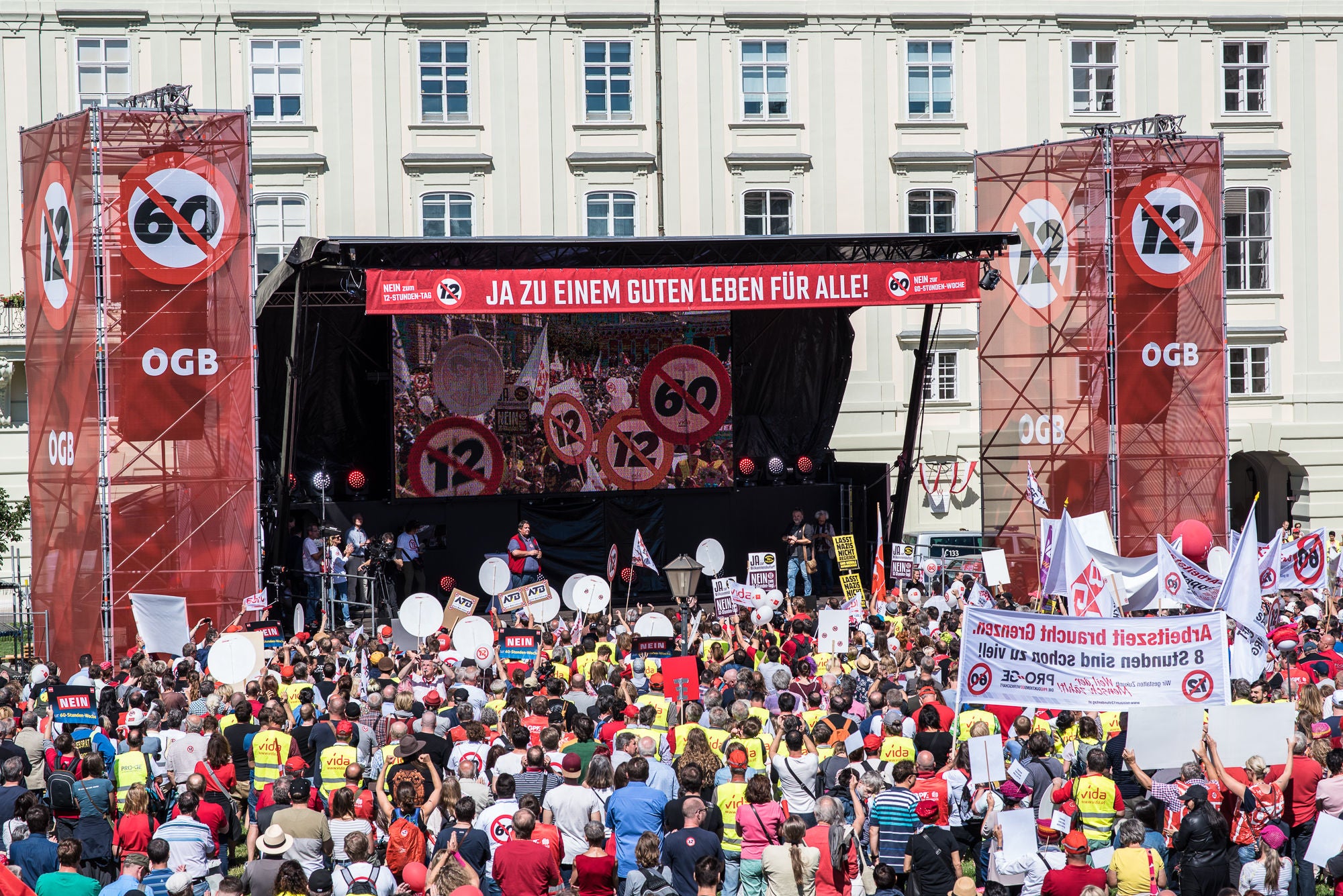 Abschlusskundgebung der großen Demonstration der Gewerkschaften gegen das neue  Arbeitszeitgesetz - mit Gewerkschaft vida unter dem Motto "#vidaspruch" - am Wiener Heldenplatz.