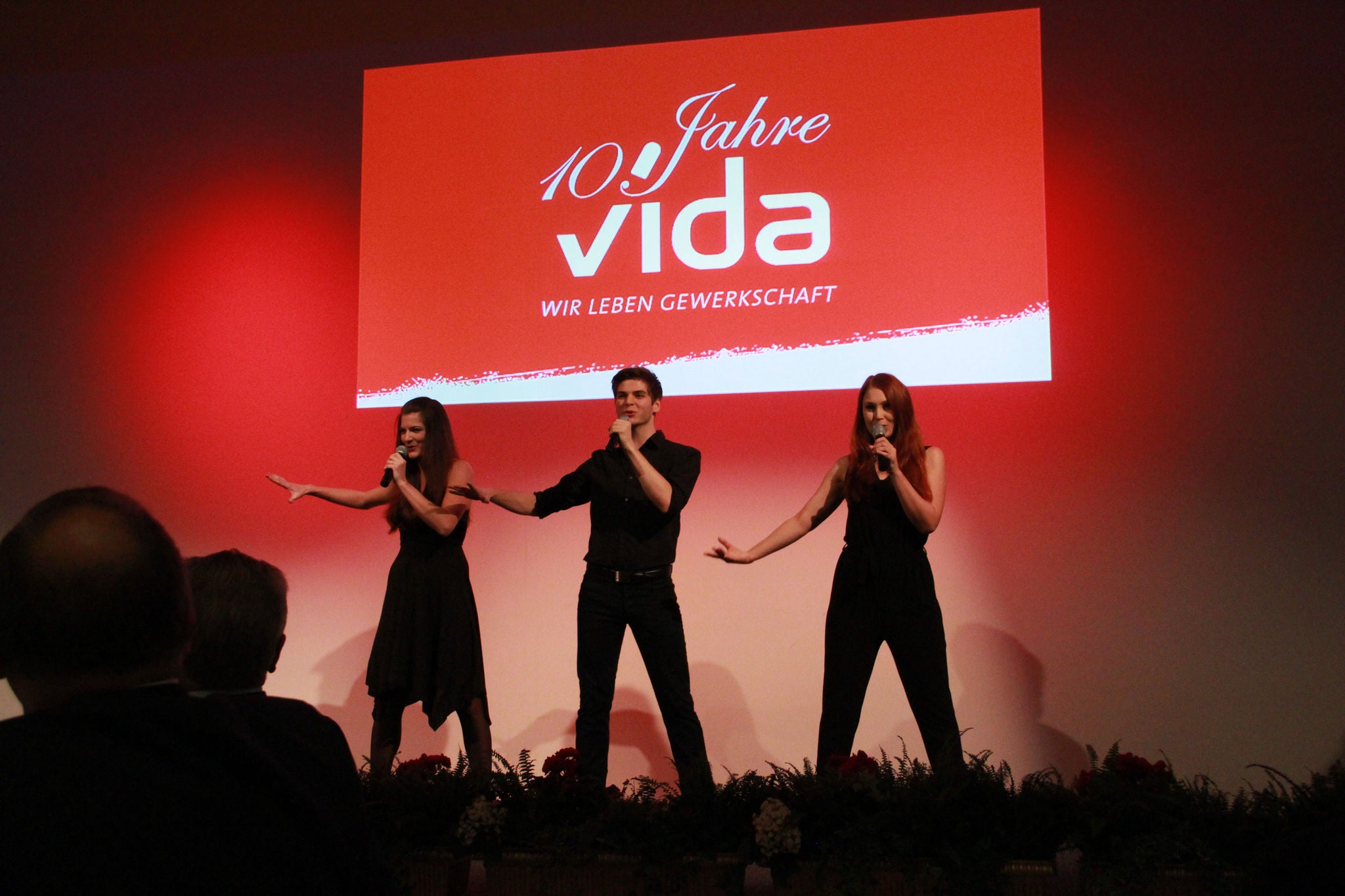 Gesangs- und Tanzauftritt bei der 10-Jahre-vida-Feier.