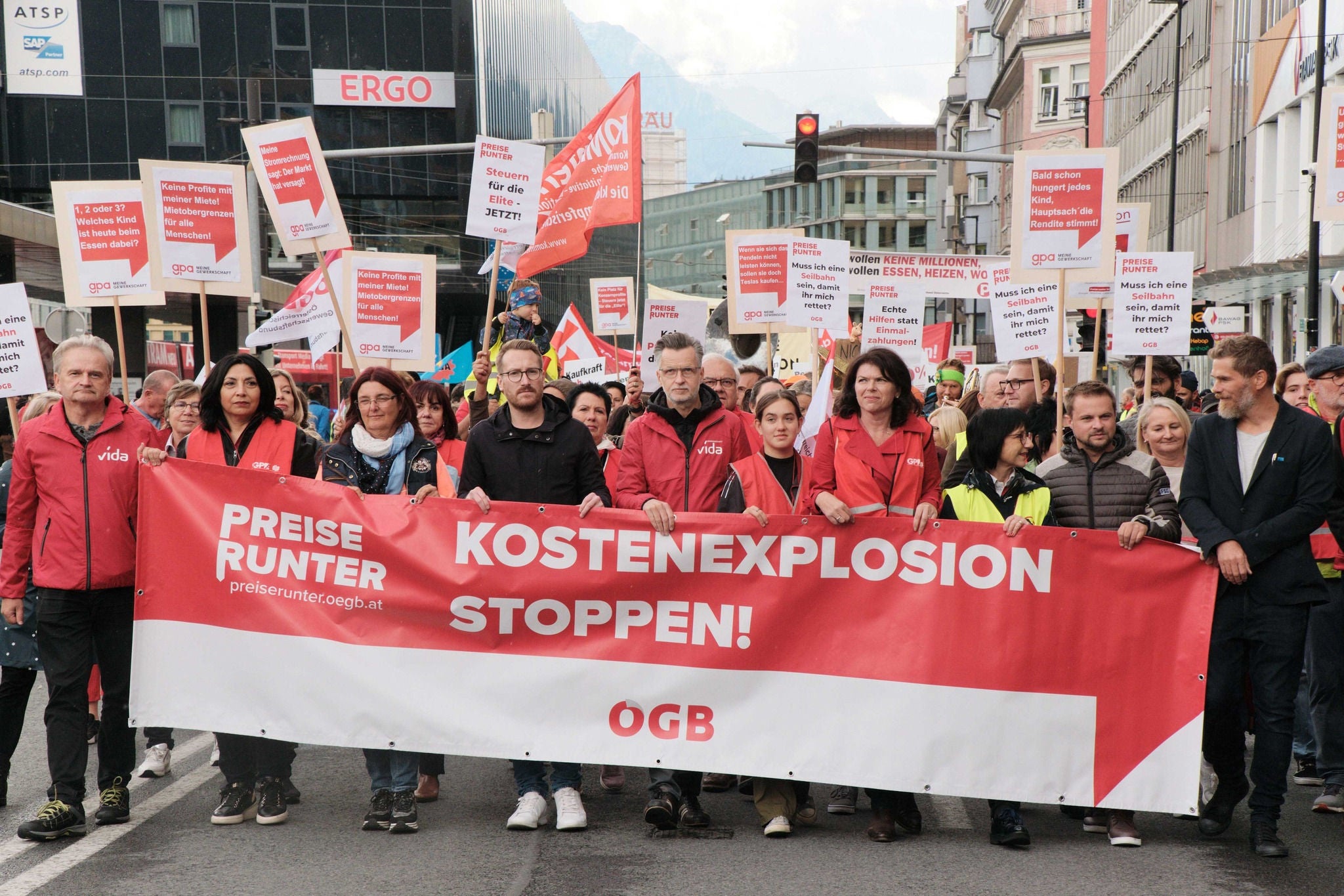 Große "Preise runter!"-Demonstration von ÖGB und Gewerkschaften - hier in Tirol mit vida-Vorsitzendem Roman Hebenstreit