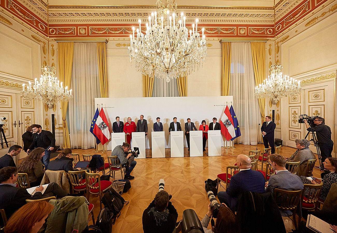 Download von www.picturedesk.com am 07.09.2023 (12:52). MINDESTPREIS PRINT EUR 50,00/ONLINE EUR 20,00 - © photonews.at/Georges Schneider - Wien 11.03.2020 - Am Nachmittag fand im Bundeskanzleramt ein weiterer Sozialpartner-Gipfel zu den Auswirkungen des Coronavirus auf die Wirtschaft, bei der Kinderbetreuung bei SchulschlieÃ ungen oder Kurzarbeit in Firmen, statt. Im Anschluss gab es eine Pressekonferenz PHOTO: (v.L) WKÃ -PrÃ¤sident Harald Mahrer, Bundesrettungskommandant Gerry Foitik, Bildungsminister Heinz FaÃ mann (Ã VP), Bundeskanzler Sebastian Kurz (Ã VP), Vizekanzler Werner Kogler (GrÃ¼ne), Sozialminister Rudolf Anschober (GrÃ¼ne), AK-PrÃ¤sidentin Renate Anderl, Ã GB-PrÃ¤sident Wolfgang Katzian // In the afternoon, another social partner summit took place in the Federal Chancellery on the effects of the corona virus on the economy, childcare during school closings or short-time work in companies. There was a press conference afterwards. - 20200311_PD9033 - Rechteinfo: Rights Managed (RM) Achtung Mindestpreis - nicht zum Listenpreis erhÃ Â¤ltlich