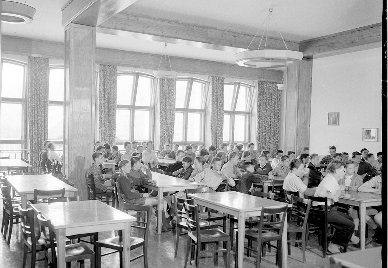 Download von www.picturedesk.com am 07.09.2023 (12:37). Betrieb im neuen Lehrlingsheim des Ã GB (Jugend).Vortrag im Speisesaal. - 19530601_PD0034 - Rechteinfo: Rights Managed (RM)
