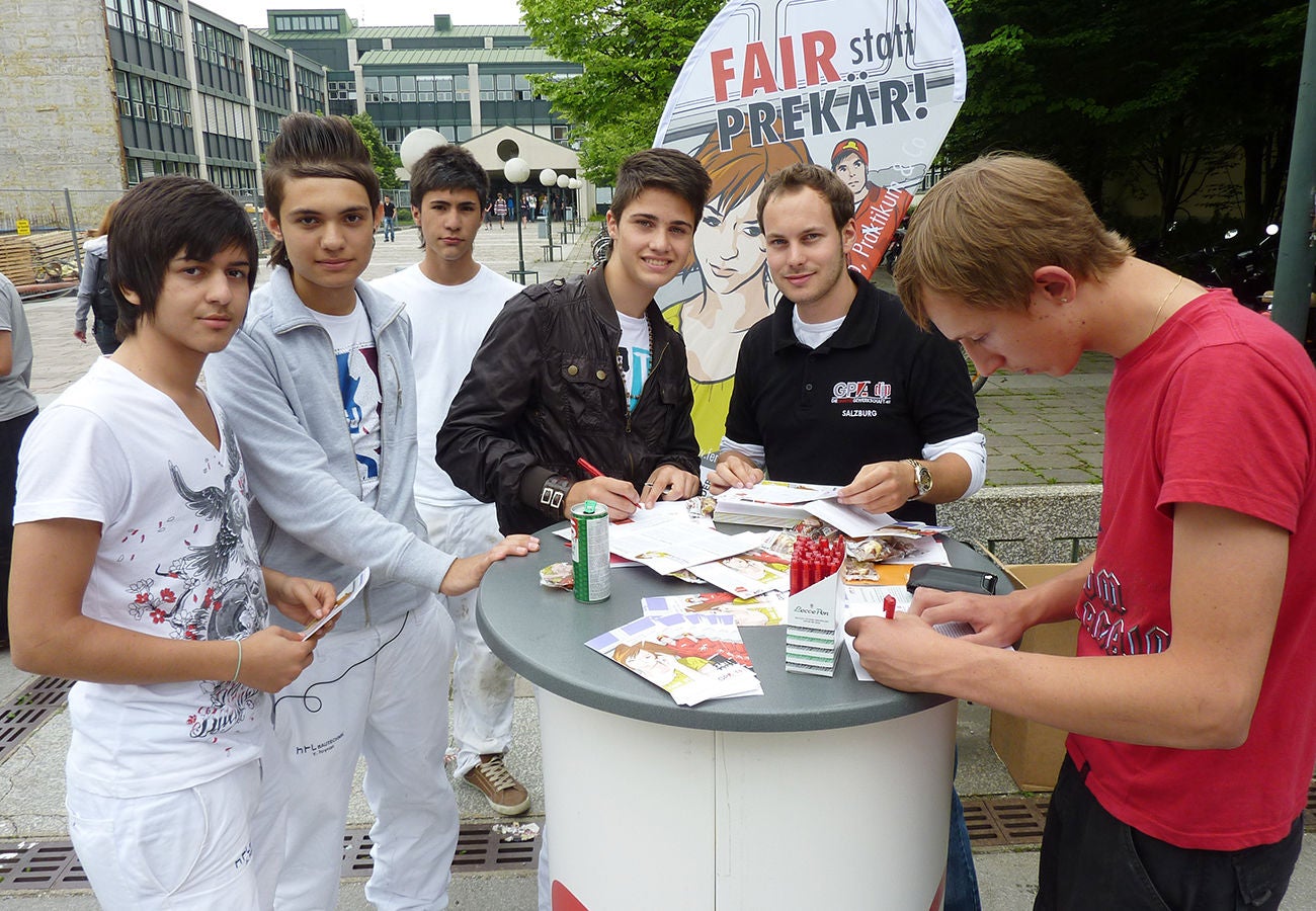Aktionswoche der GPA-djp »FAIR statt PREKÄR« vor der HTL Salzburg.